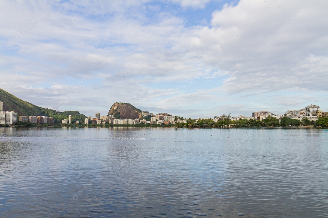 vista da Lagoa Rodrigo de Freitas no Rio de Janeiro, Brasil.
