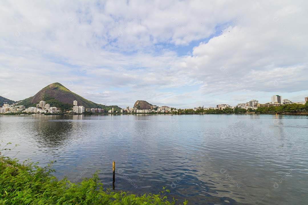 vista da Lagoa Rodrigo de Freitas no Rio de Janeiro, Brasil.