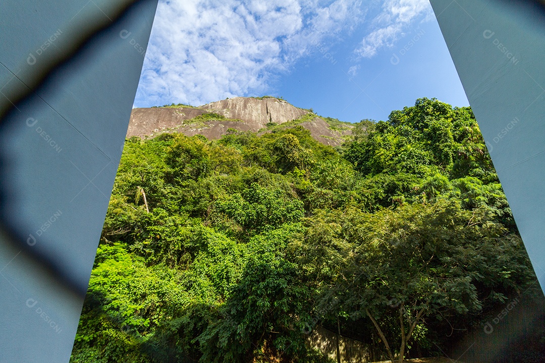 morro das cabras visto no bairro de Copacabana no Rio de Janeiro.
