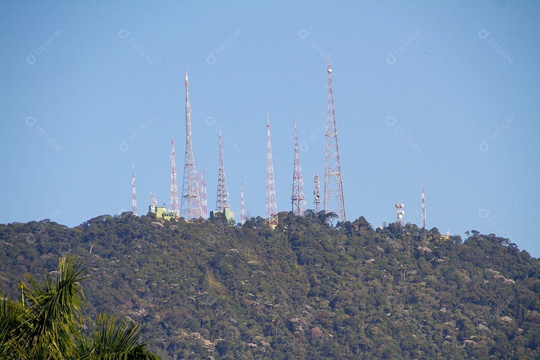 antenas no topo do morro de sumare no rio de janeiro.