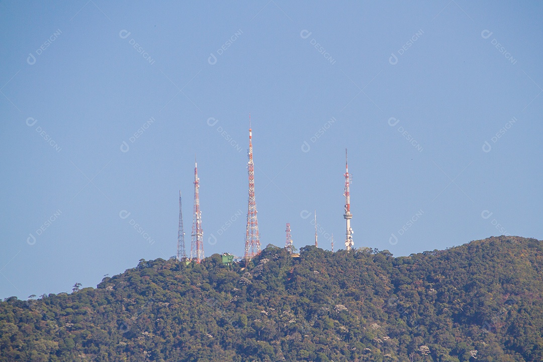 antenas no topo do morro de sumare no rio de janeiro.