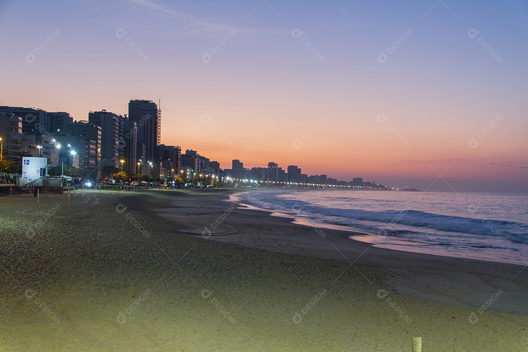 nascer do sol na praia do Leblon no Rio de Janeiro.