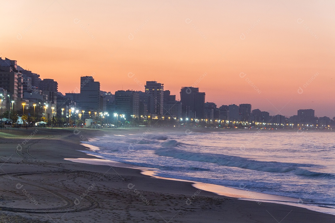 nascer do sol na praia do Leblon no Rio de Janeiro.