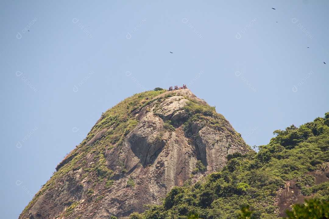 Pessoas reunidas no morro dois irmãos no Rio de Janeiro, Brasil.