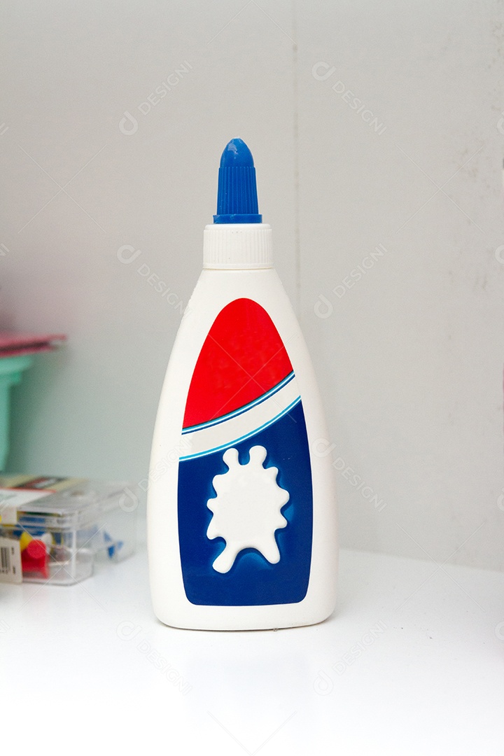 pote de cola, material escolar infantil no Brasil.