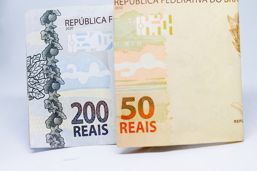 Cédulas de duzentos e cinquenta reais, totalizando duzentos e cinquenta.