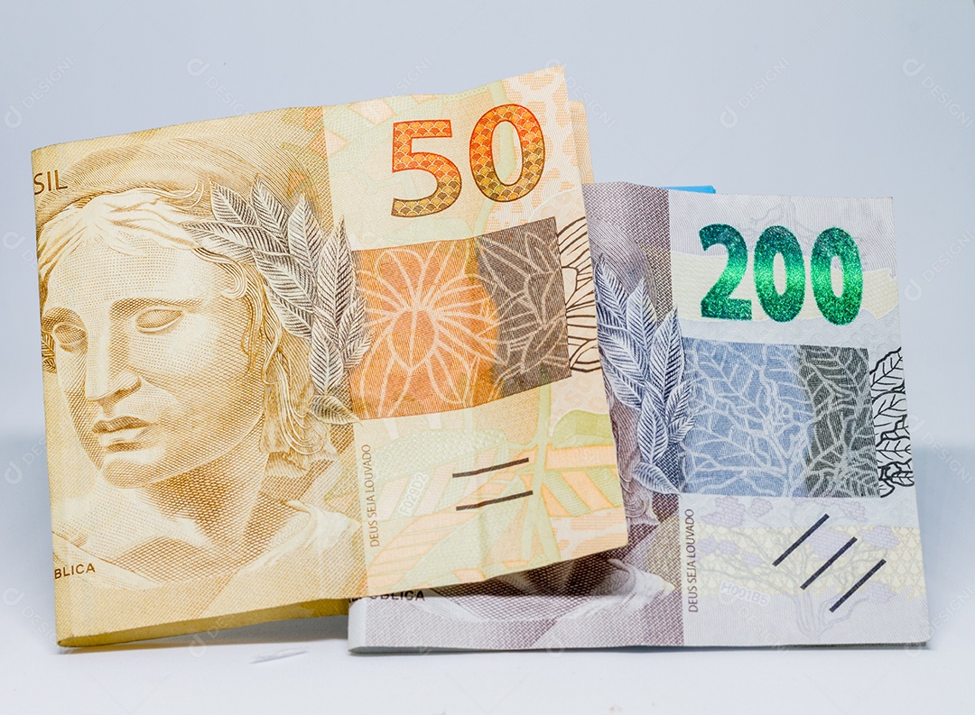 Cédulas de duzentos e cinquenta reais, totalizando duzentos e cinquenta.