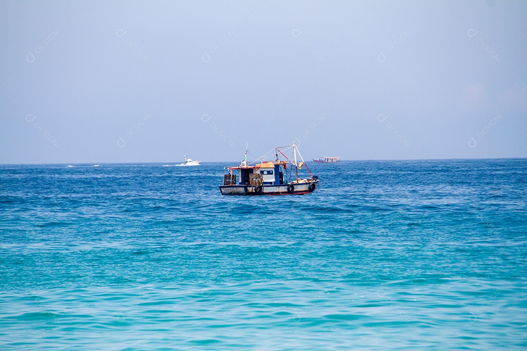 barco de pesca sobre o mar na praia de Ipanema no rio de janeiro no brasil.
