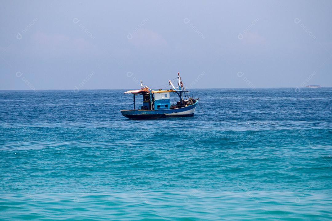 barco de pesca sobre o mar na praia de Ipanema no rio de janeiro no brasil.