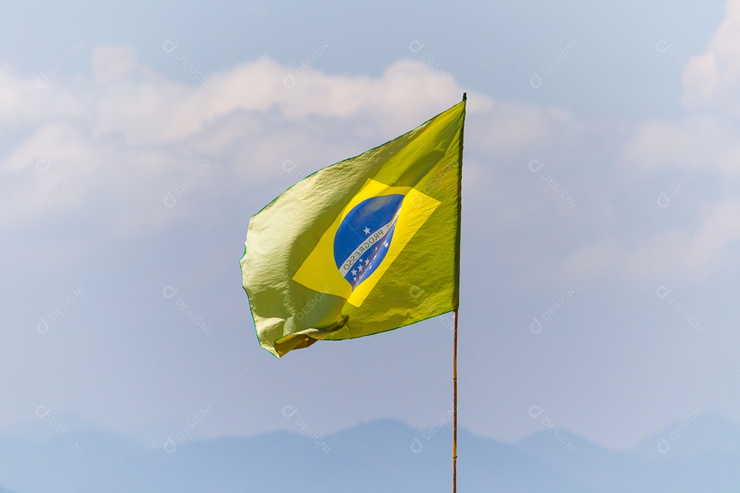 bandeira do brasil desbotada ao ar livre em uma praia do rio de janeiro no brasil.