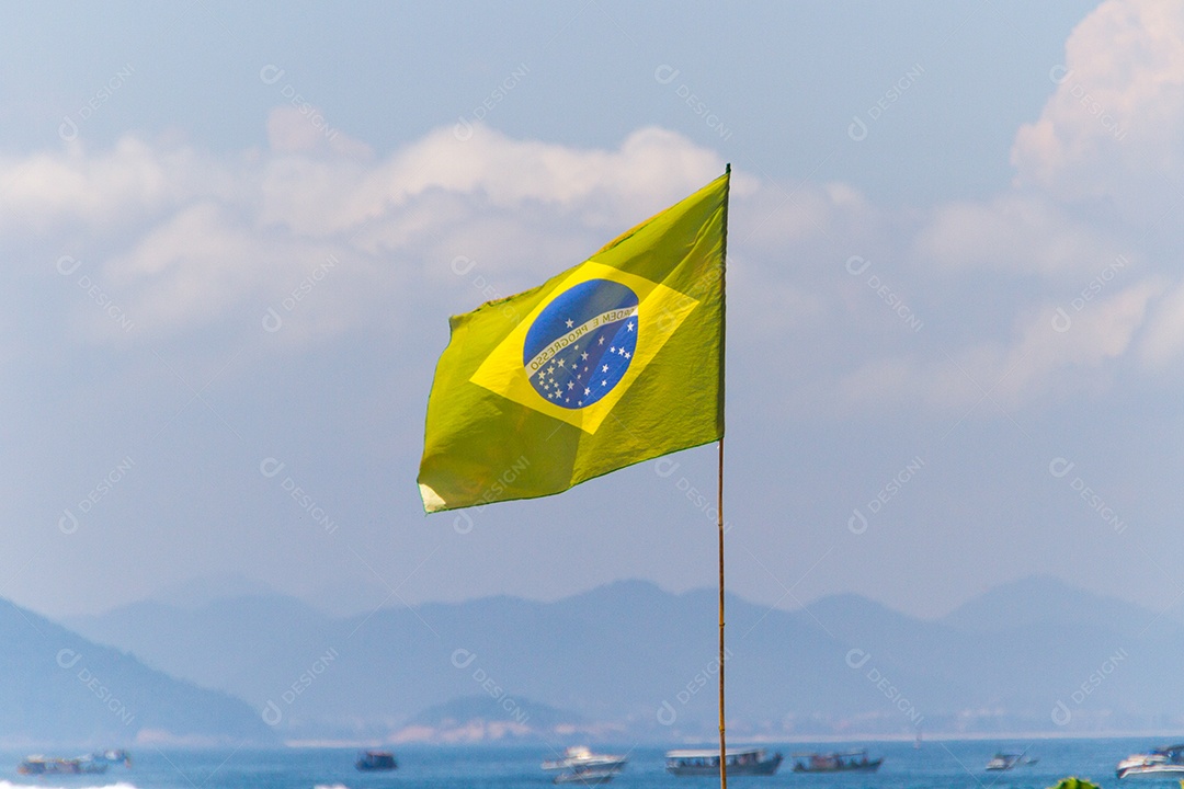 bandeira do brasil desbotada ao ar livre em uma praia do rio de janeiro no brasil.
