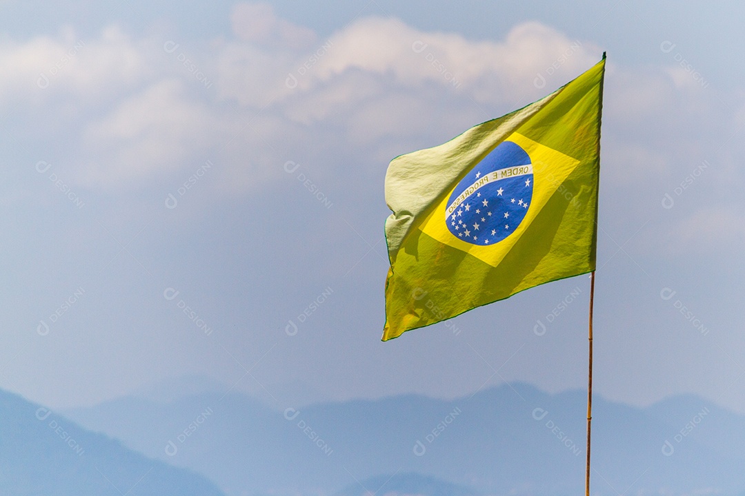 Bandeira do Brasil ao ar livre no Rio de Janeiro.