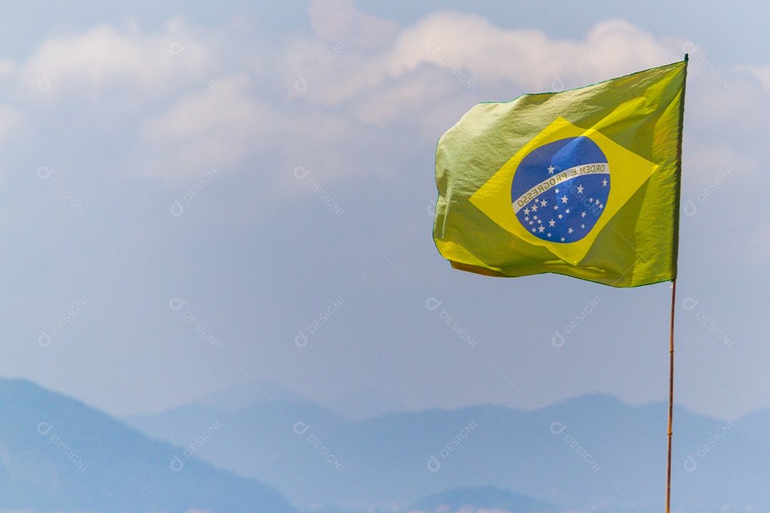 Bandeira do Brasil ao ar livre no Rio de Janeiro.