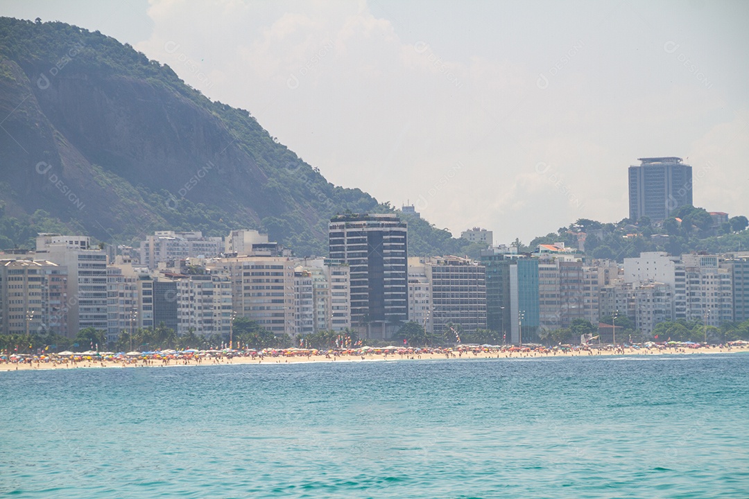 um dia ensolarado na praia de Copacabana no Rio de Janeiro Brasil.