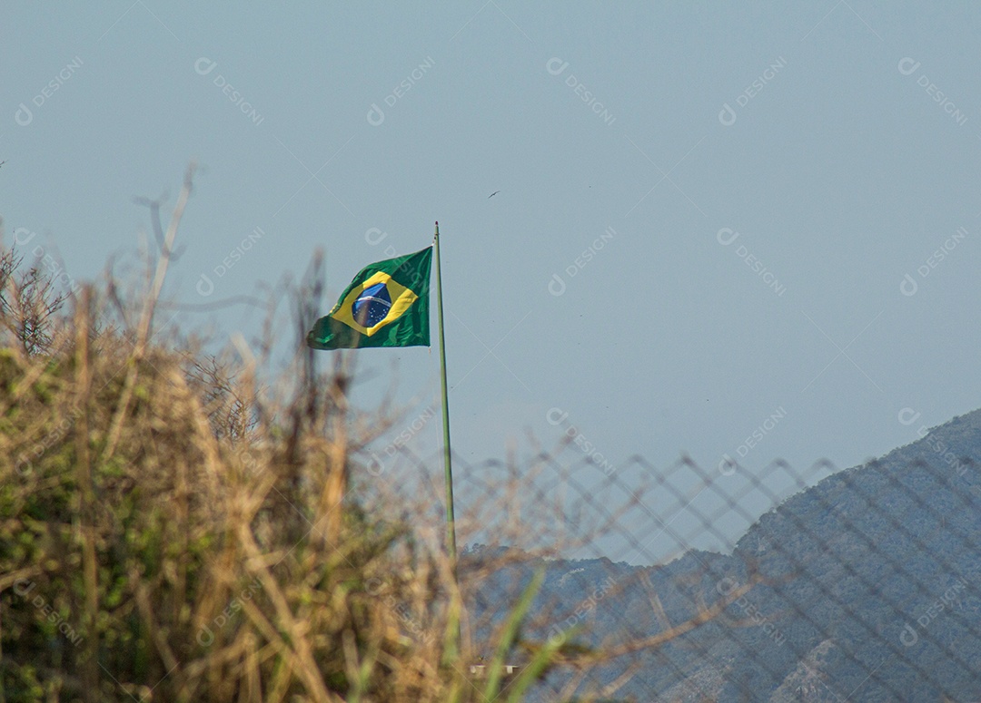 Bandeira do Brasil ao ar livre no Rio de Janeiro.
