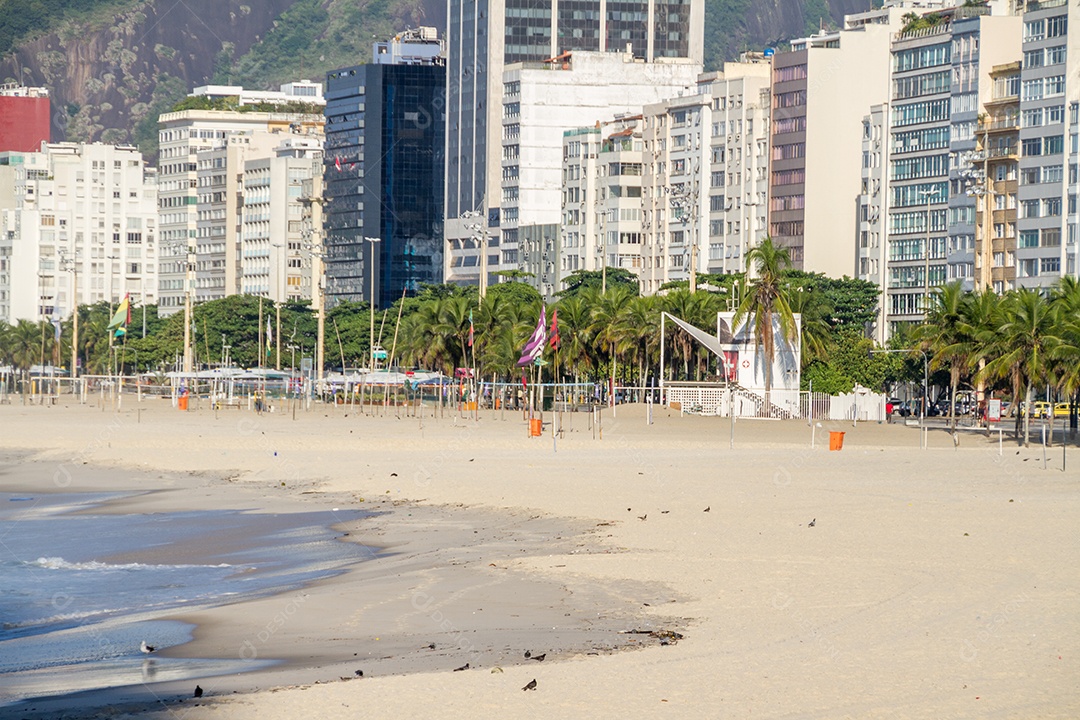 Praia de Copacabana vazia durante a segunda onda de coronavírus no Rio de Janeiro Brasil.