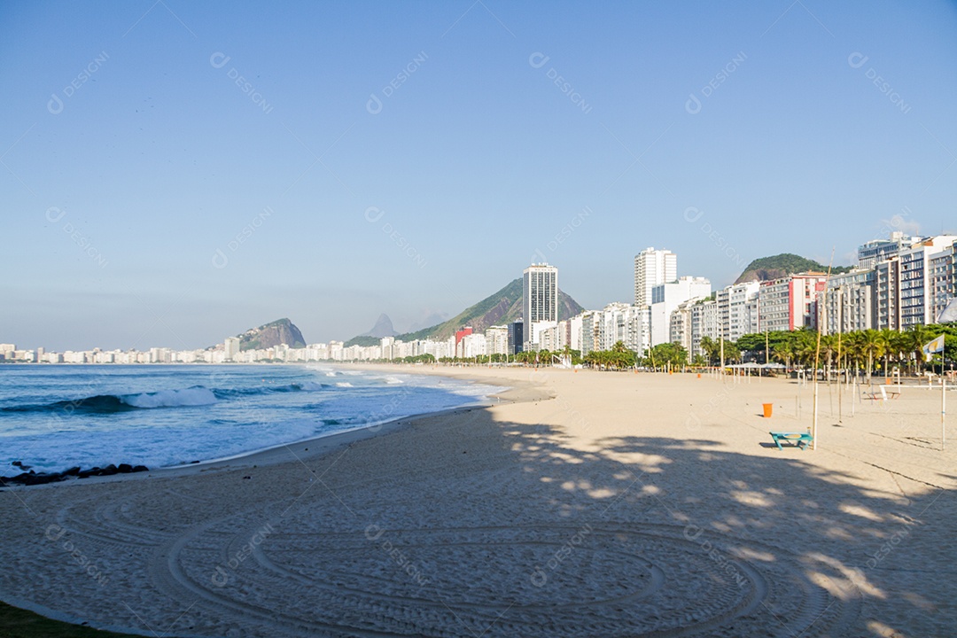 Praia de Copacabana vazia durante a segunda onda de coronavírus no Rio de Janeiro Brasil.