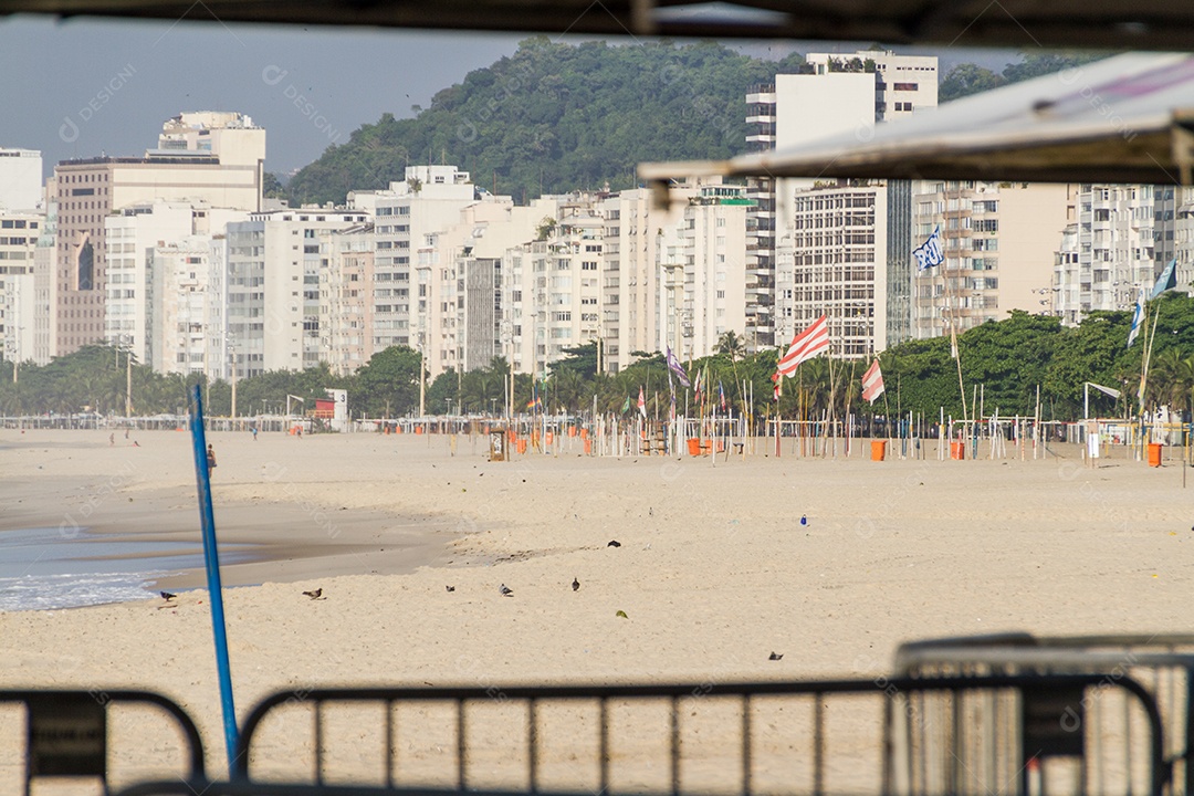 Praia de Copacabana vazia durante a segunda onda de coronavírus no Rio de Janeiro Brasil.