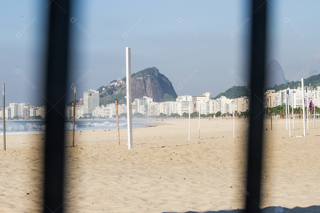 Praia de Copacabana vazia durante a segunda onda de coronavírus no Rio de Janeiro Brasil.
