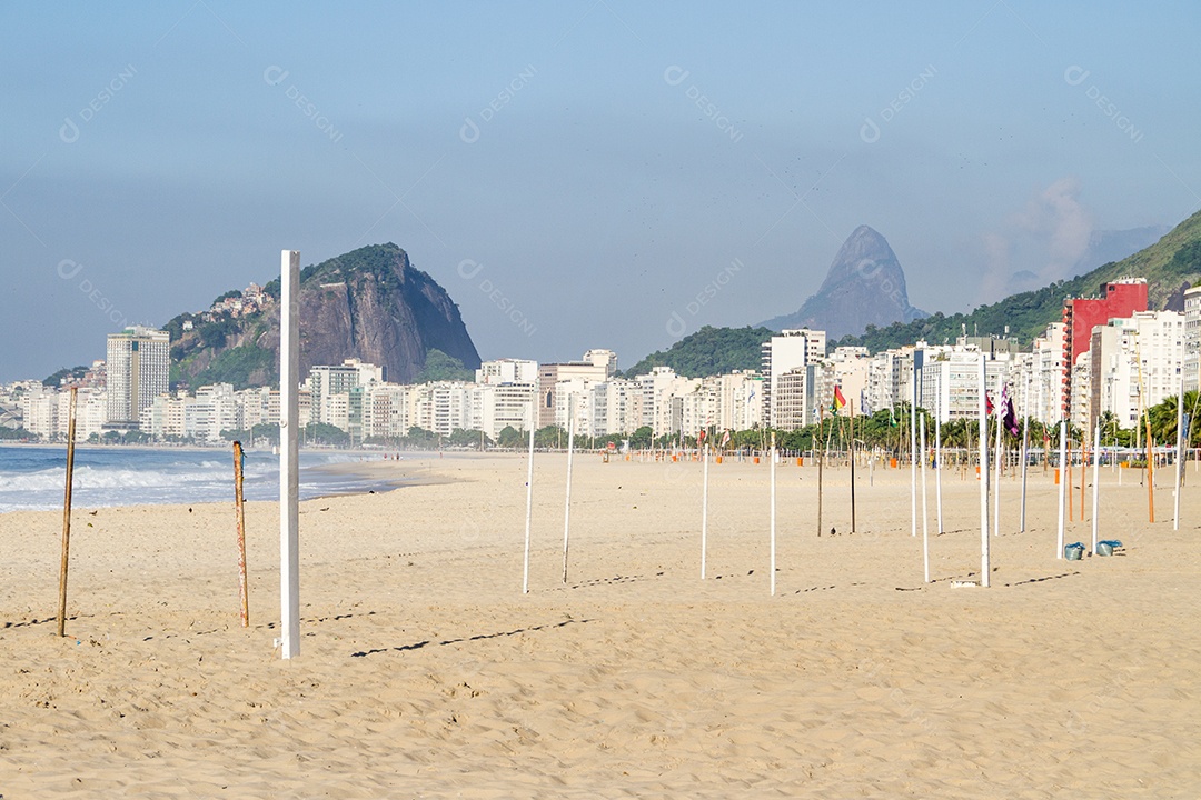 Praia de Copacabana vazia durante a segunda onda de coronavírus no Rio de Janeiro Brasil.