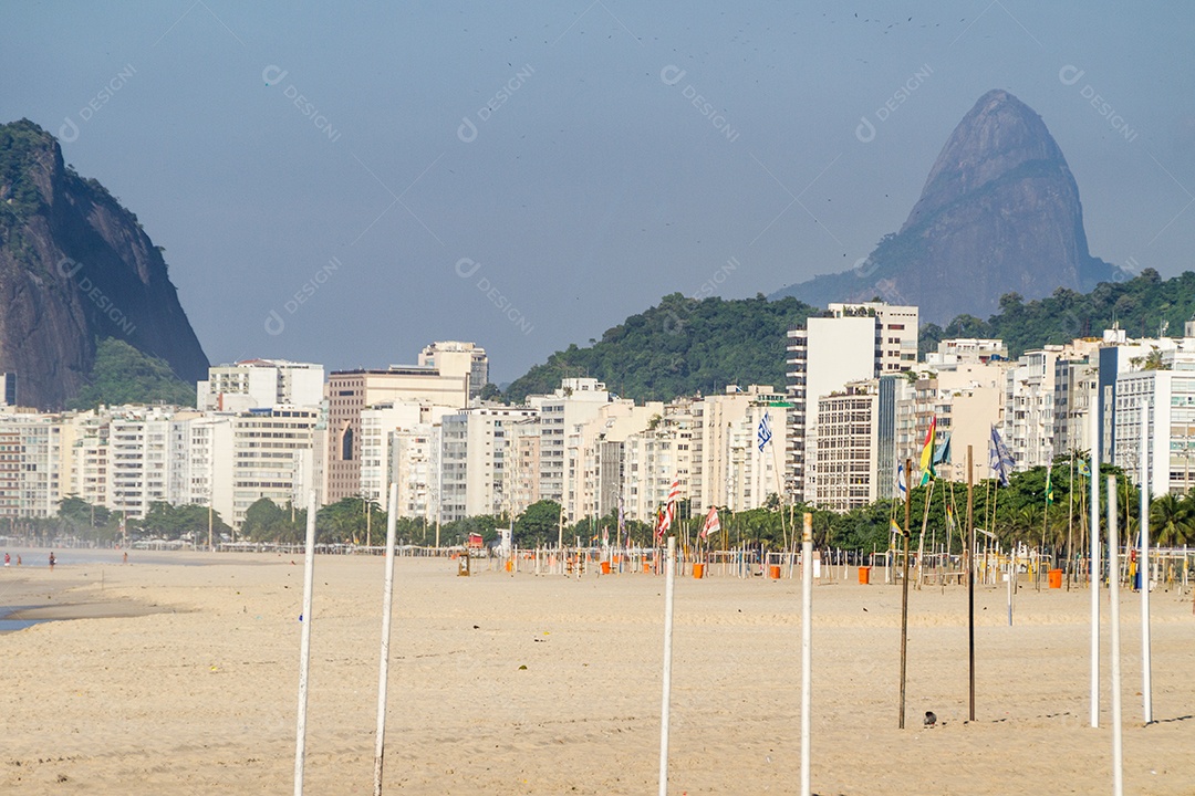 Praia de Copacabana vazia durante a segunda onda de coronavírus no Rio de Janeiro Brasil.