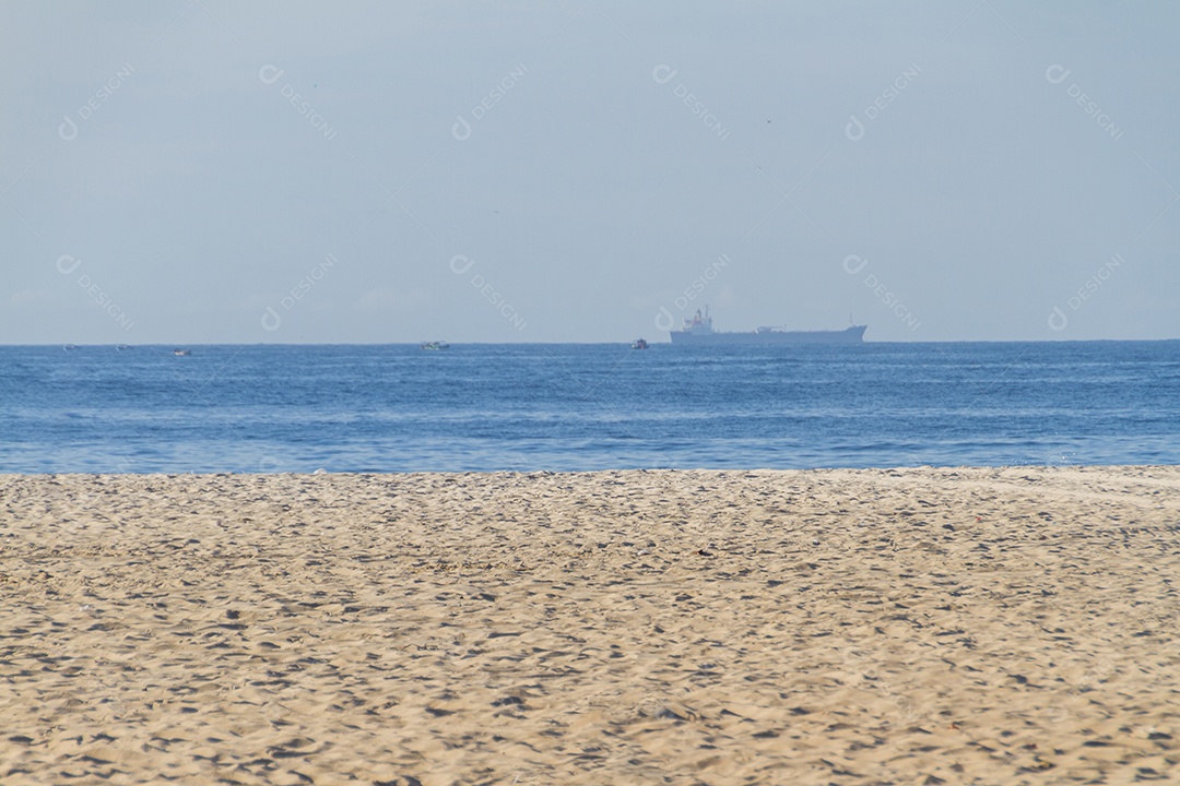 Praia de Copacabana vazia durante a segunda onda de coronavírus no Rio de Janeiro Brasil.