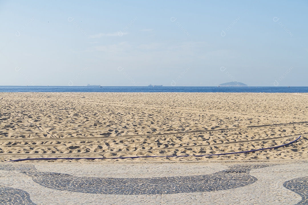 Praia de Copacabana vazia durante a segunda onda de coronavírus no Rio de Janeiro Brasil.