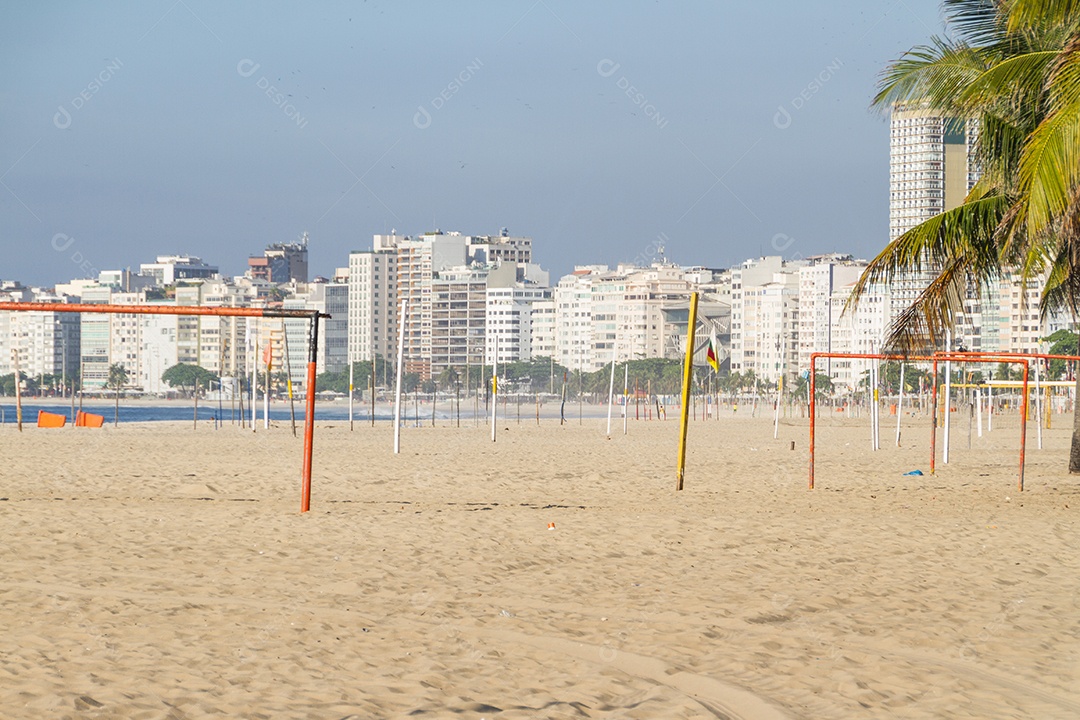 Praia de Copacabana vazia durante a segunda onda de coronavírus no Rio de Janeiro Brasil.