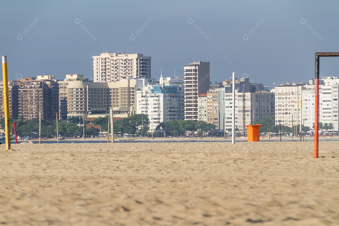 Praia de Copacabana vazia durante a segunda onda de coronavírus no Rio de Janeiro Brasil.