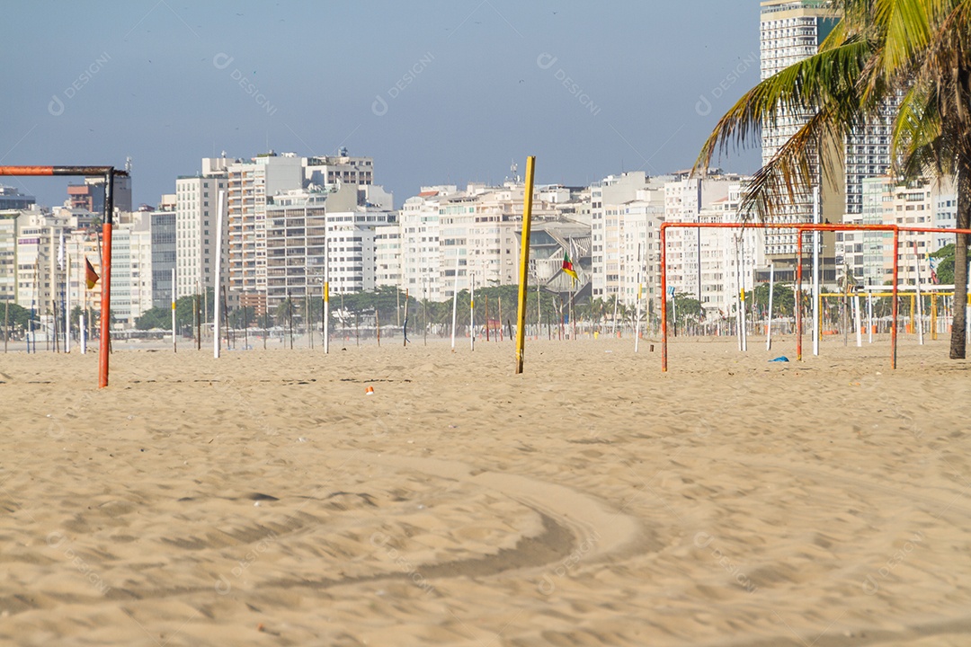 Praia de Copacabana vazia durante a segunda onda de coronavírus no Rio de Janeiro Brasil.