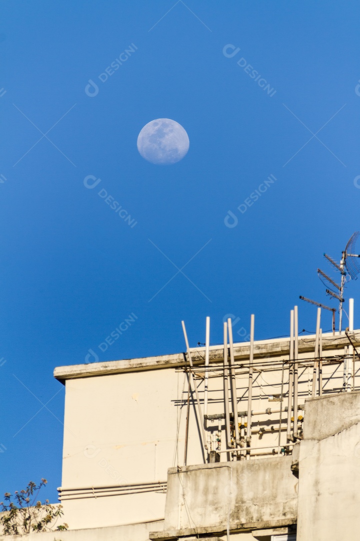 lua sobre um prédio em Copacabana, Rio de Janeiro.
