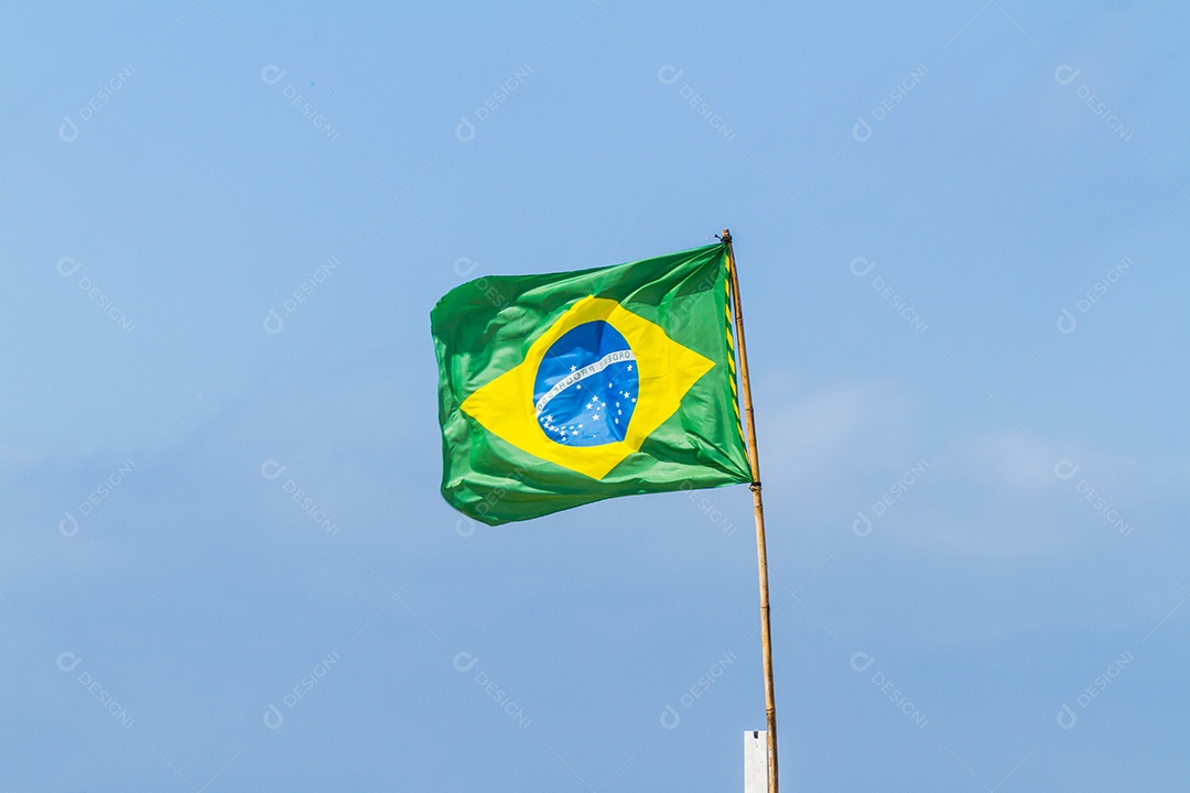 Bandeira do Brasil ao ar livre no Rio de Janeiro.