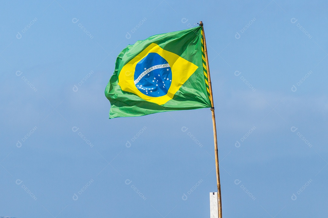Bandeira do Brasil ao ar livre no Rio de Janeiro.