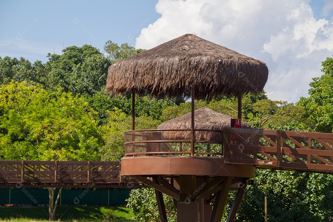 torre de observação de animais em um parque.