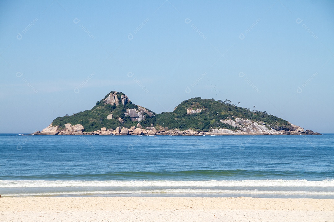 Ilhas da Tijuca, vistas da Praia da Barra da Tijuca, no Rio de Janeiro, Brasil.