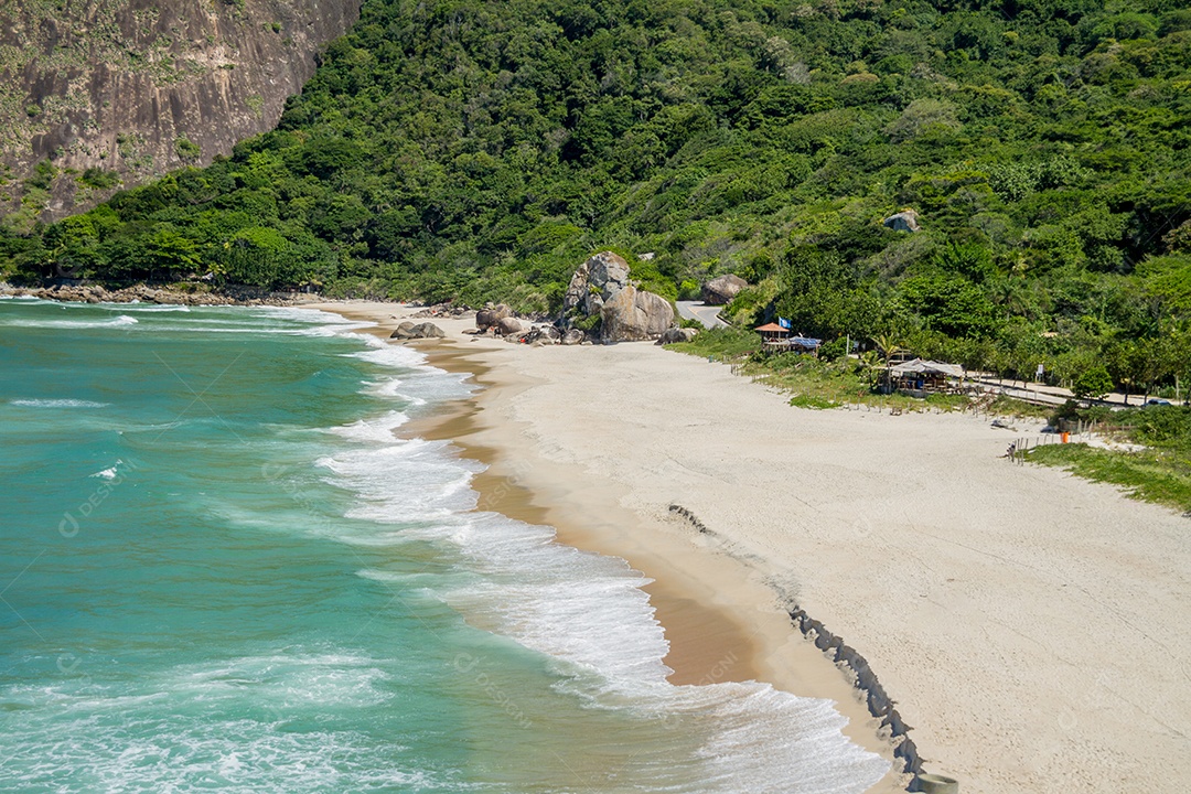 pequena praia na zona oeste do rio de janeiro no brasil.