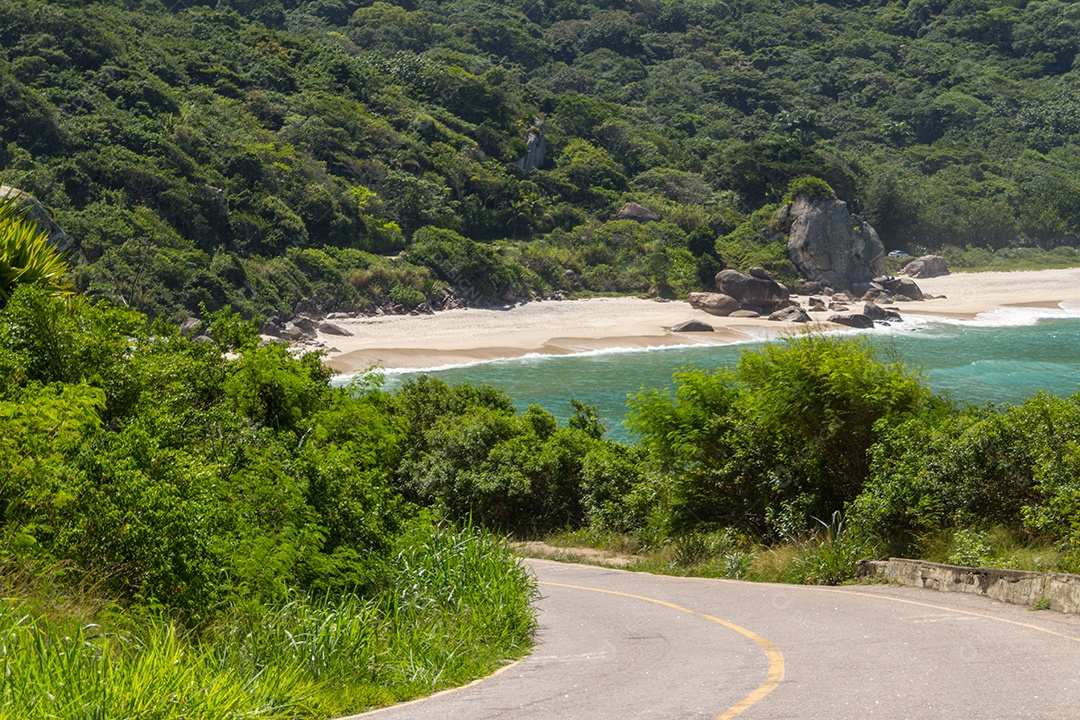 pequena praia na zona oeste do rio de janeiro no brasil.