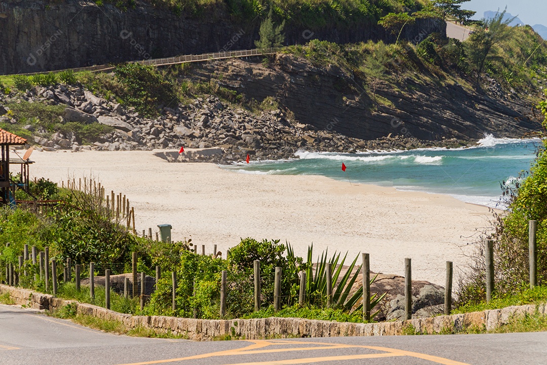 pequena praia na zona oeste do rio de janeiro no brasil.