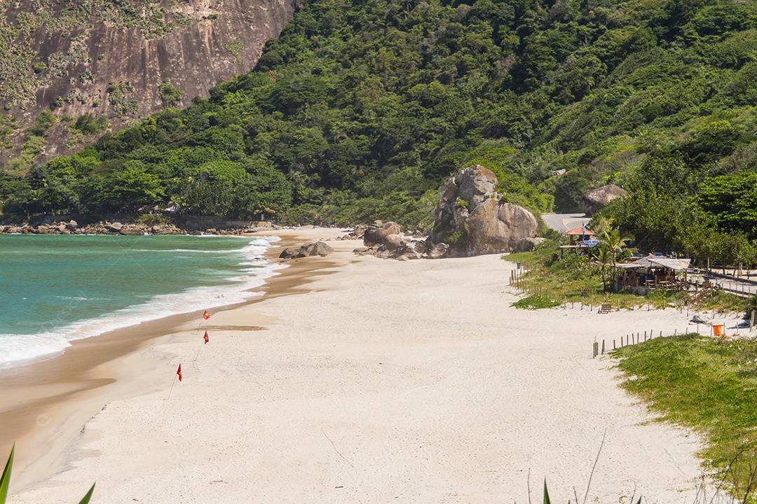 pequena praia na zona oeste do rio de janeiro no brasil.