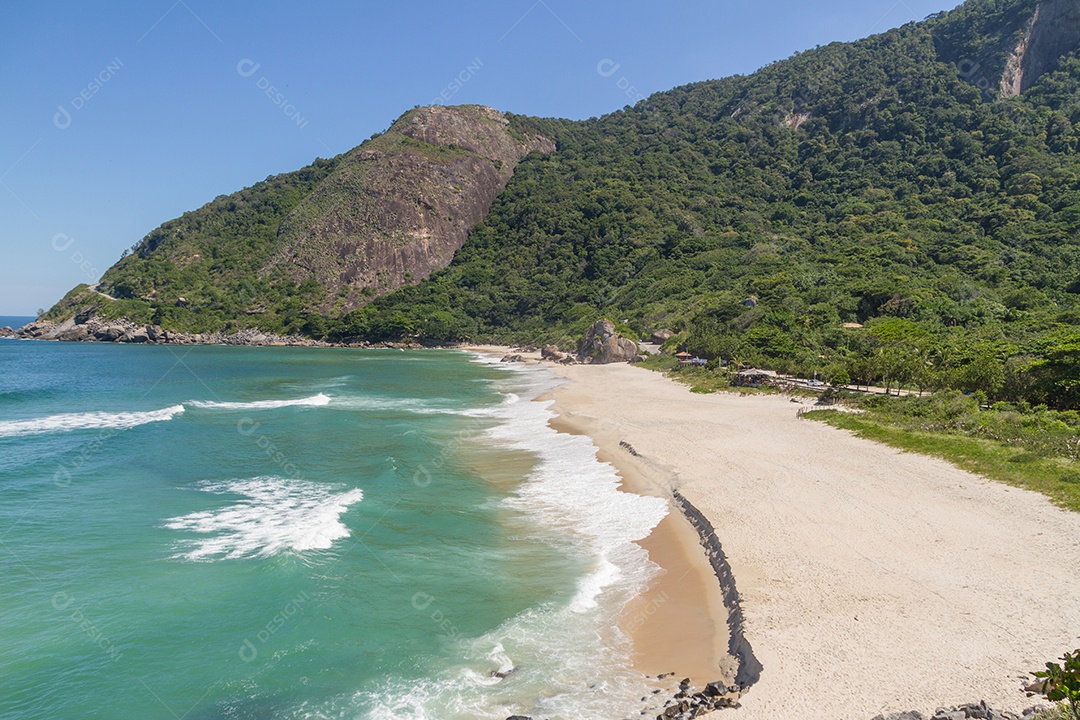 pequena praia na zona oeste do rio de janeiro no brasil.