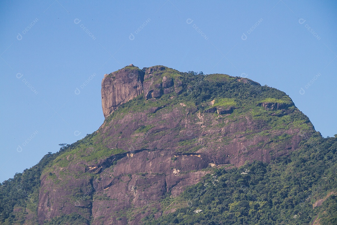 deua vista de pedra da praia da Barra da Tijuca no Rio de Janeiro Brasil.