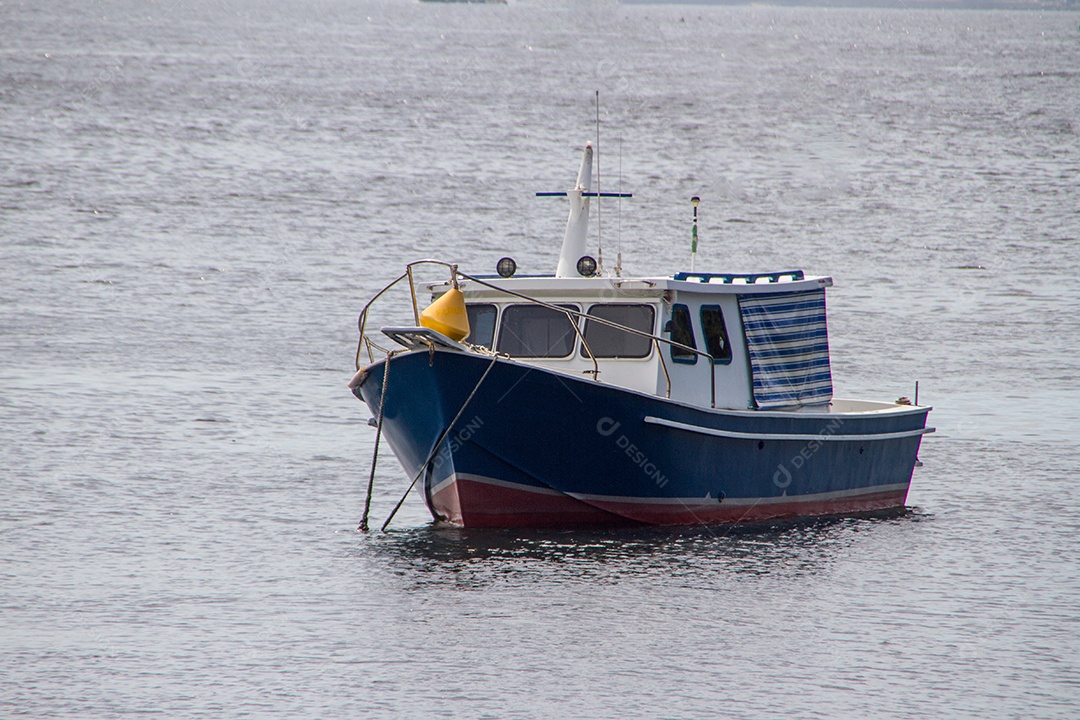 barcos ancorados na baía de guanabara no rio de janeiro, Brasil.