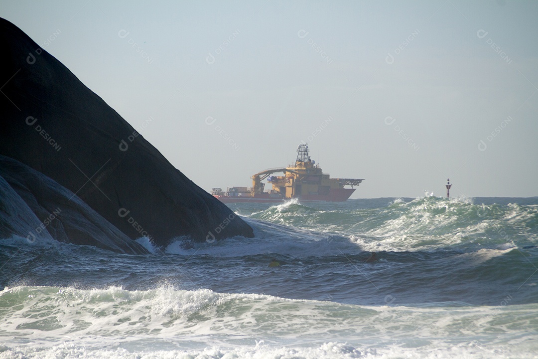 Grandes ondas quebrando na praia de Copacabana durante um grande swell que atingiu a cidade em 2021.