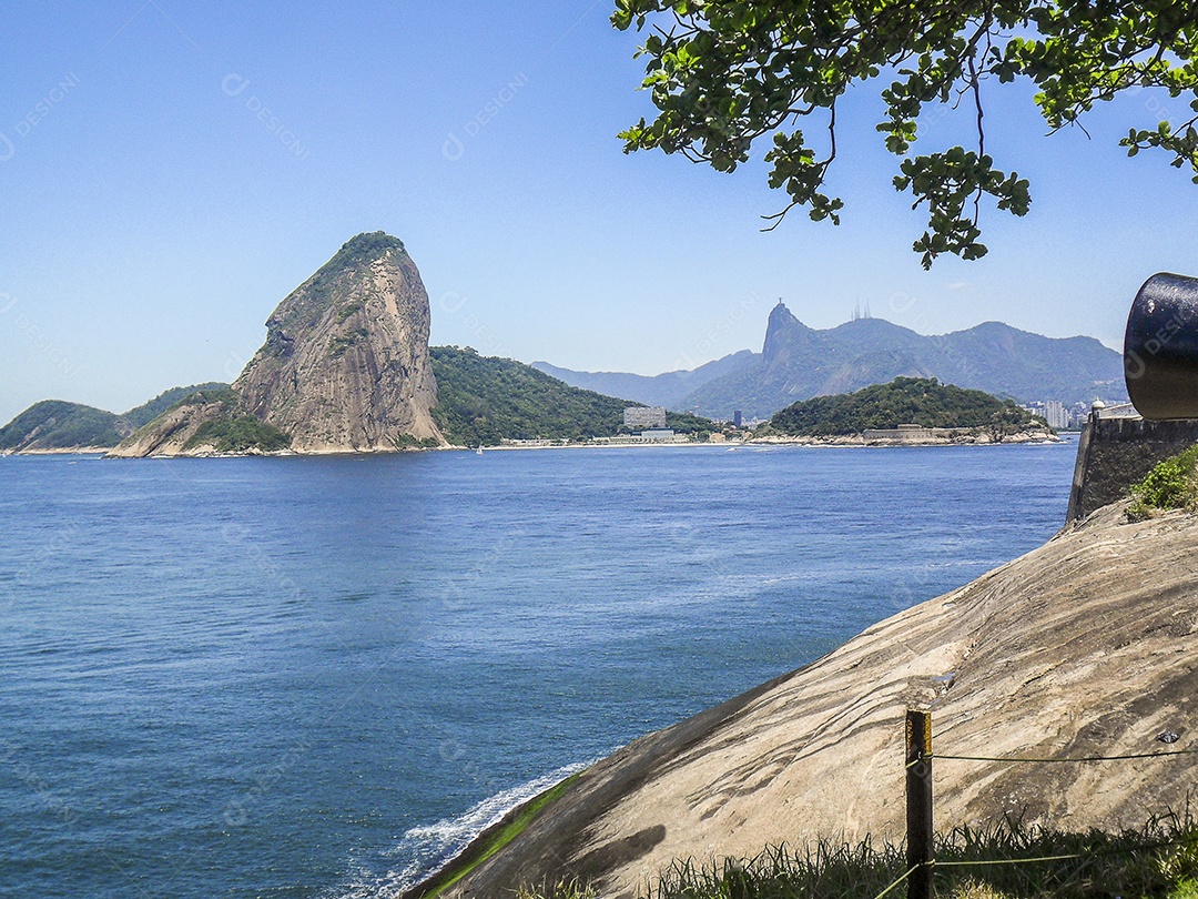 Pão de Açúcar visto de Niterói no Rio de Janeiro, Brasil.