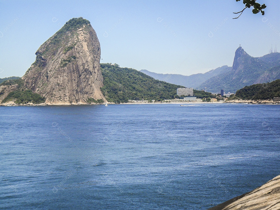 Pão de Açúcar visto de Niterói no Rio de Janeiro, Brasil.