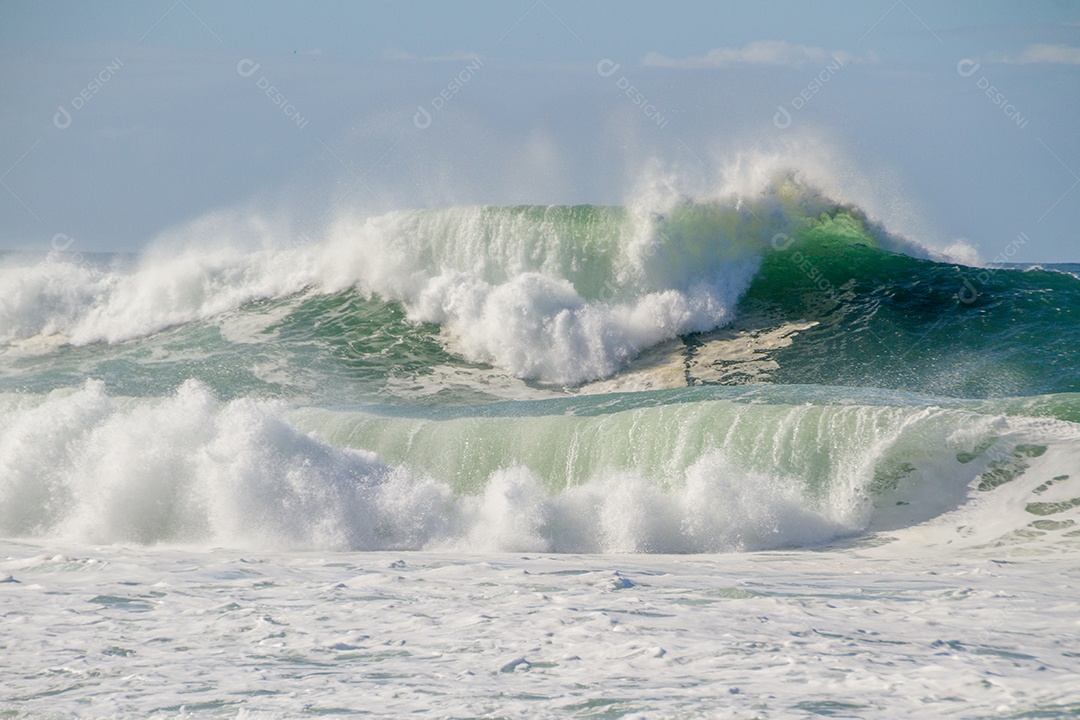 Grandes ondas quebrando na praia de Copacabana durante um grande swell que atingiu a cidade em 2021.