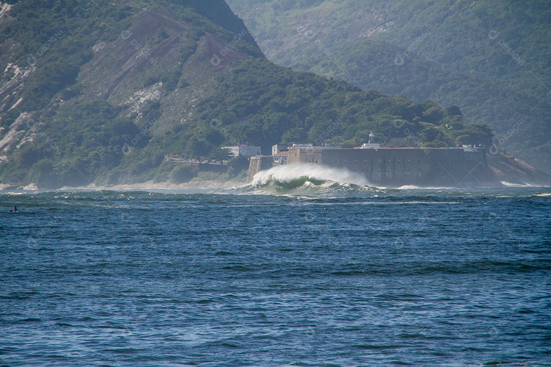 onda rara conhecida como laje da besta na baía de guanabara no rio de janeiro brasil.