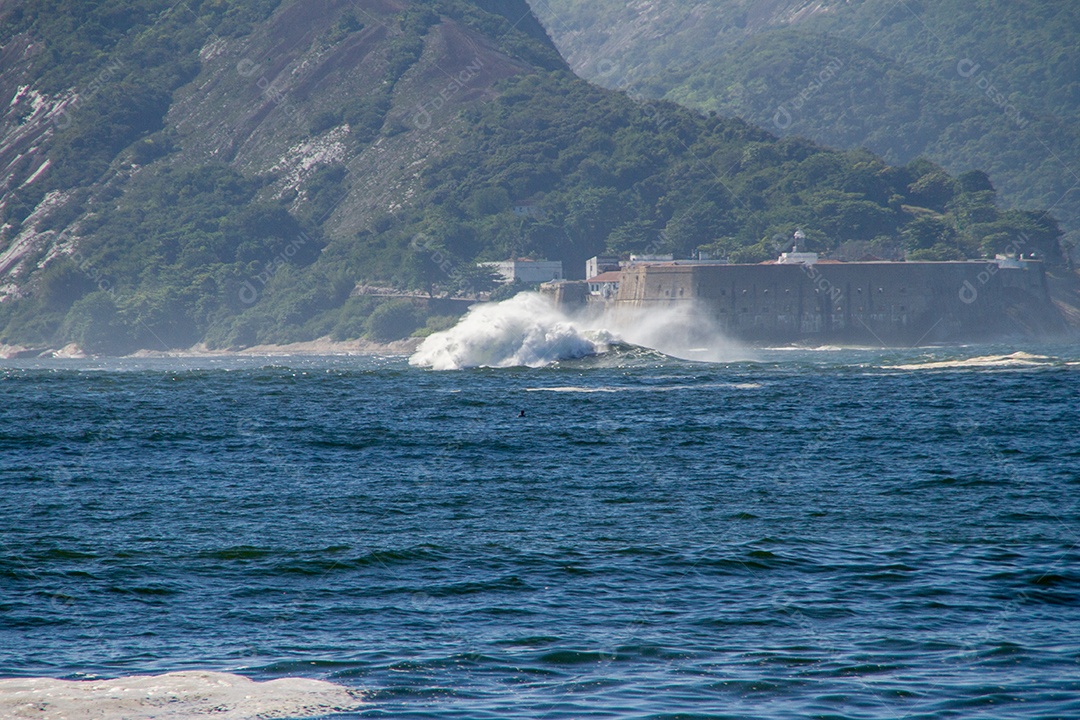 onda rara conhecida como laje da besta na baía de guanabara no rio de janeiro brasil.