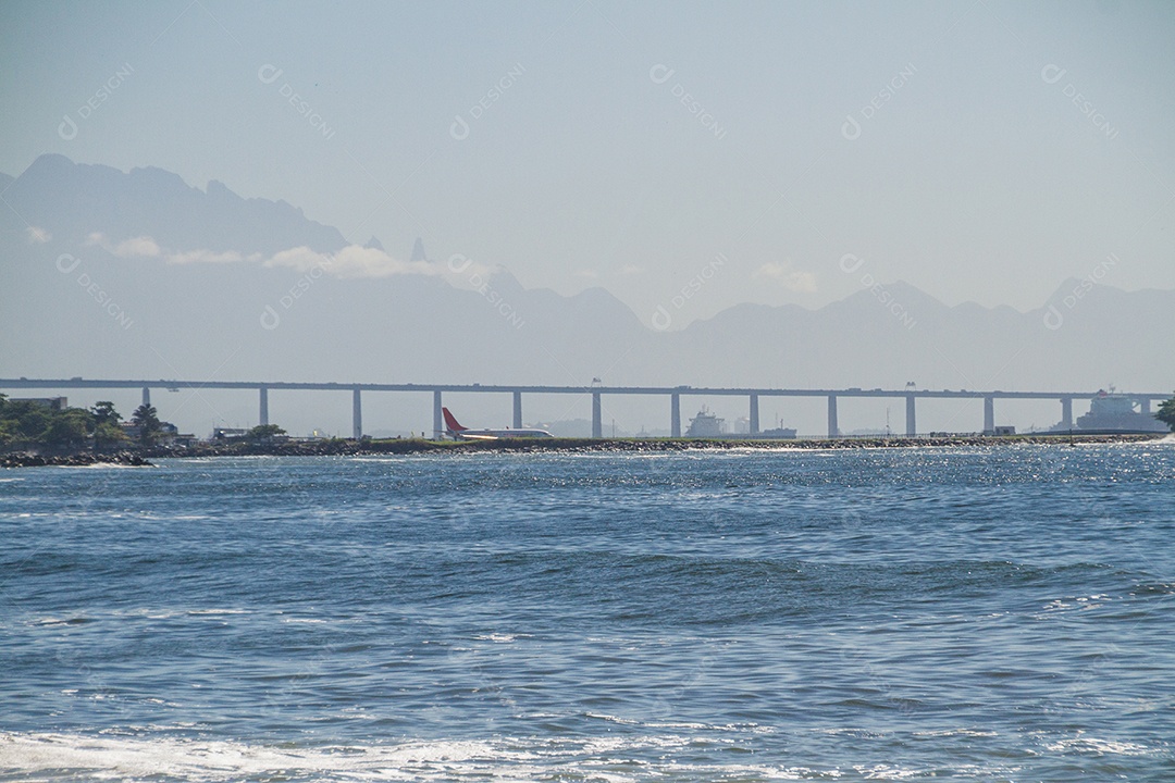 Baía de Guanabara, Aeroporto Santos Dumont, Ponte Rio x Niterói e a Serra dos Órgãos ao fundo no Rio de Janeiro.