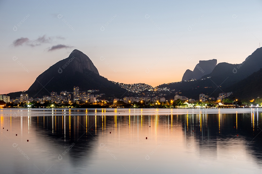 pôr do sol na Lagoa Rodrigo de Freitas, no Rio de Janeiro.